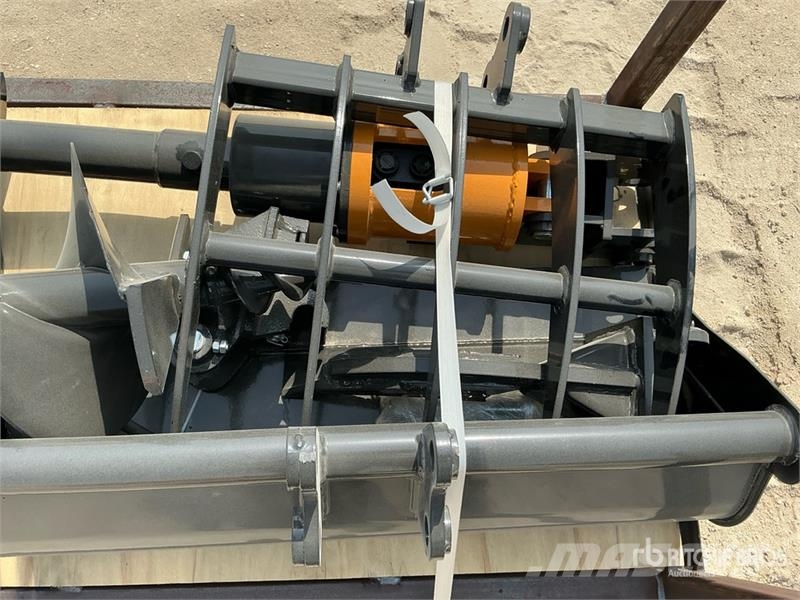  Quantity of (8) GIYI Mini Excavator Attachments (U Drugi deli