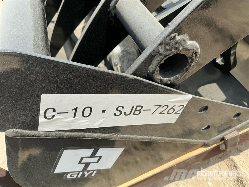  Quantity of (8) GIYI Mini Excavator Attachments (U Drugi deli