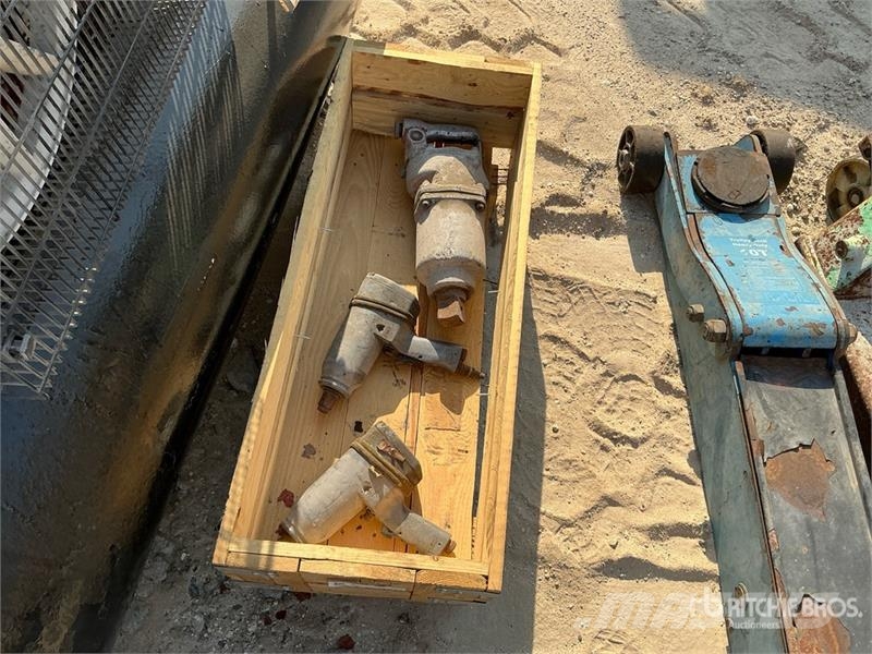  Quantity of (8) Tire Changing Tools مكونات أخرى
