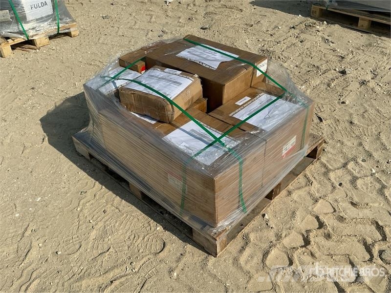 Quantity of Fleet Guard Oil,Air,Water & Fuel Filte مكونات أخرى