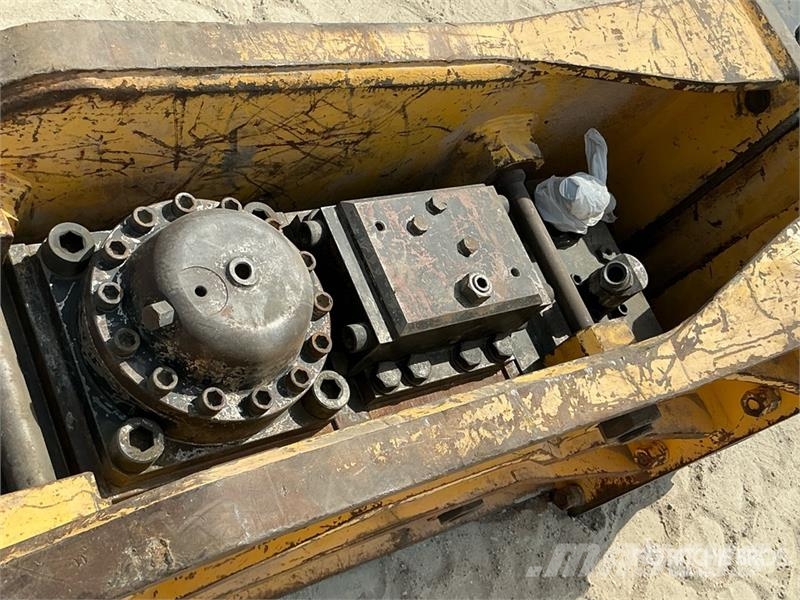 Soosan Hydraulic Breaker - Fits 20 -25 ton excavators مطارق / كسارات