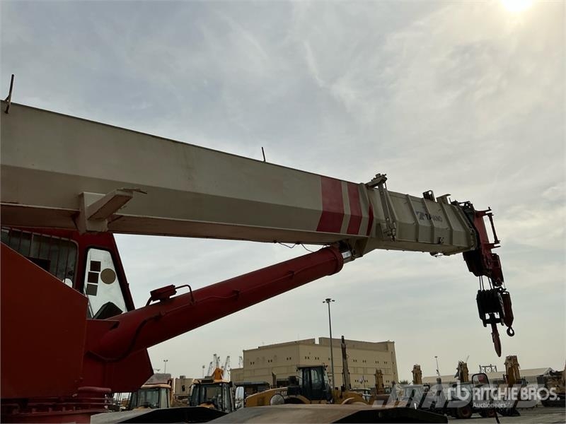 Tadano 50 ton 4x4x4 Rough Terrain Crane Mobil daruk