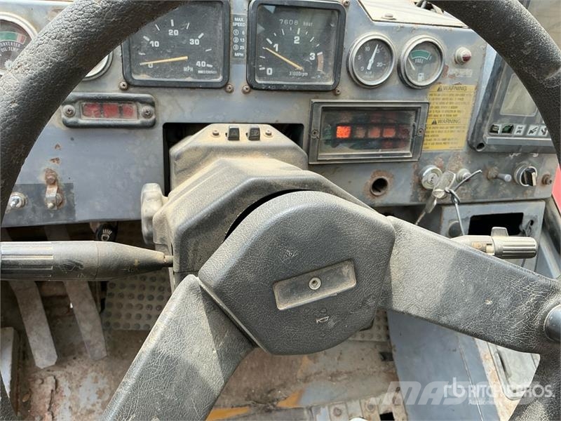 Tadano 50 ton 4x4x4 Rough Terrain Crane Mobil daruk