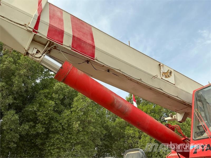 Tadano 50 ton 4x4x4 Rough Terrain Crane Mobil daruk