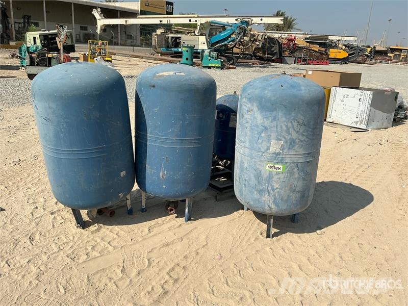  Tanks w/ Water Pump مضخات المياه