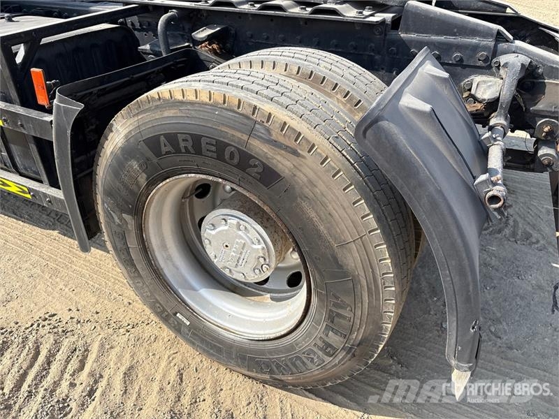 Tata PRIMA 4438 S 4x2 S/A Sleeper Truck Tractor 牵引车