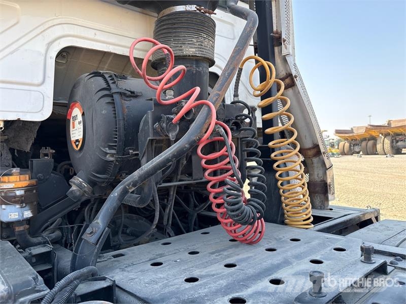 Tata PRIMA 4438 S 4x2 S/A Sleeper Truck Tractor 牵引车