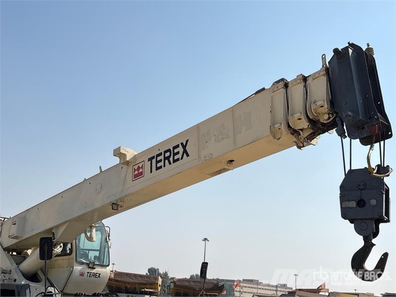 Terex RT335 Raske maastiku tõstukid