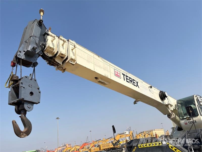 Terex RT335 Raske maastiku tõstukid