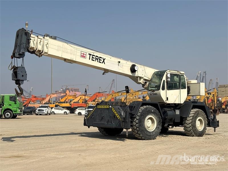 Terex RT335 Raske maastiku tõstukid