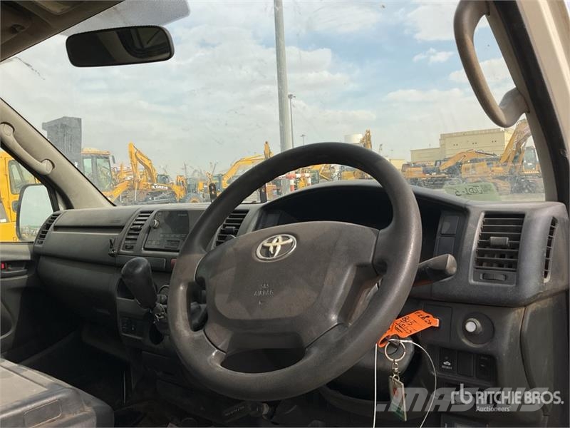 Toyota Hiace 4x2 Mini Bus Mini autobusi