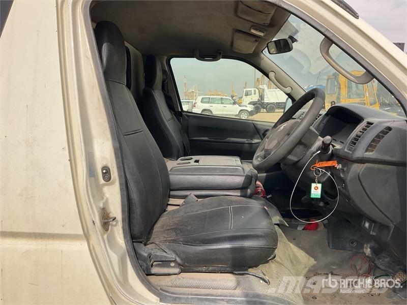 Toyota Hiace 4x2 Mini Bus Mini autobusi
