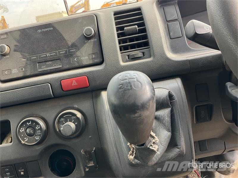 Toyota Hiace 4x2 Mini Bus Mini autobusi