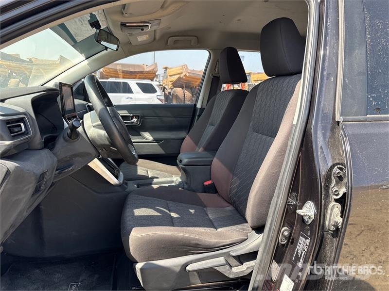 Toyota Innova Minivan Voiture