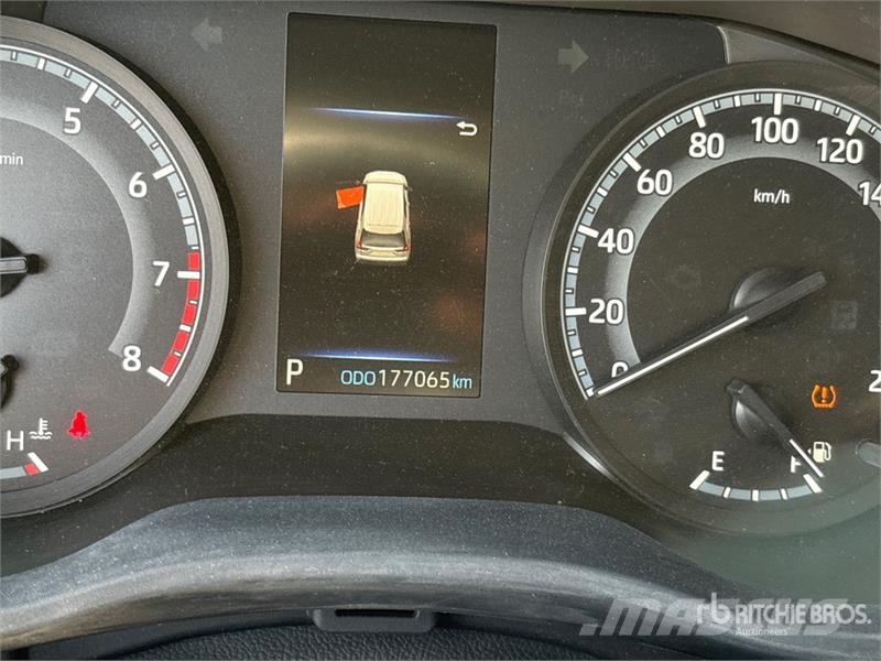 Toyota Innova Minivan Voiture