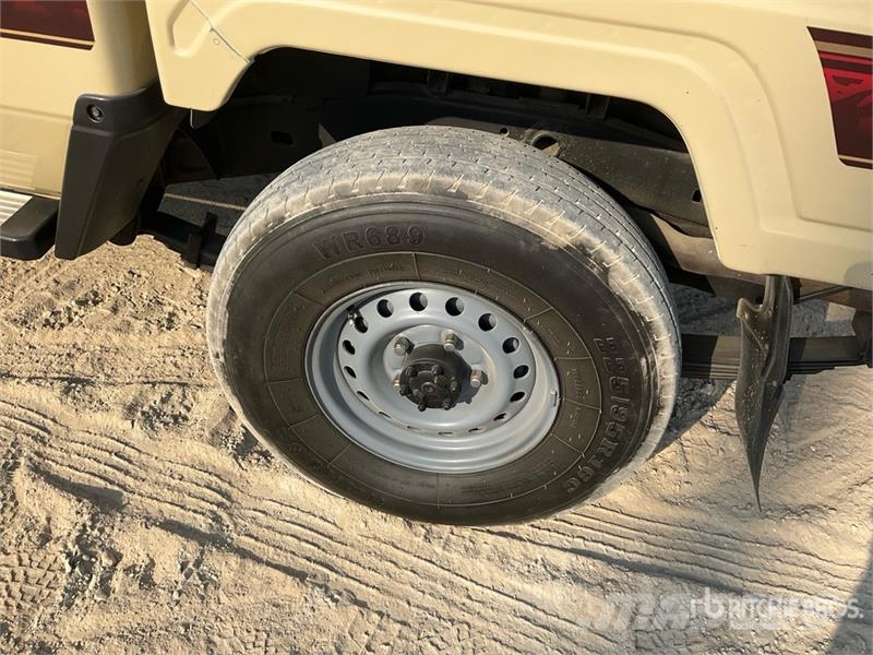 Toyota Land Cruiser 79L 4x4 Crew Cab Pickup Autre fourgon / utilitaire