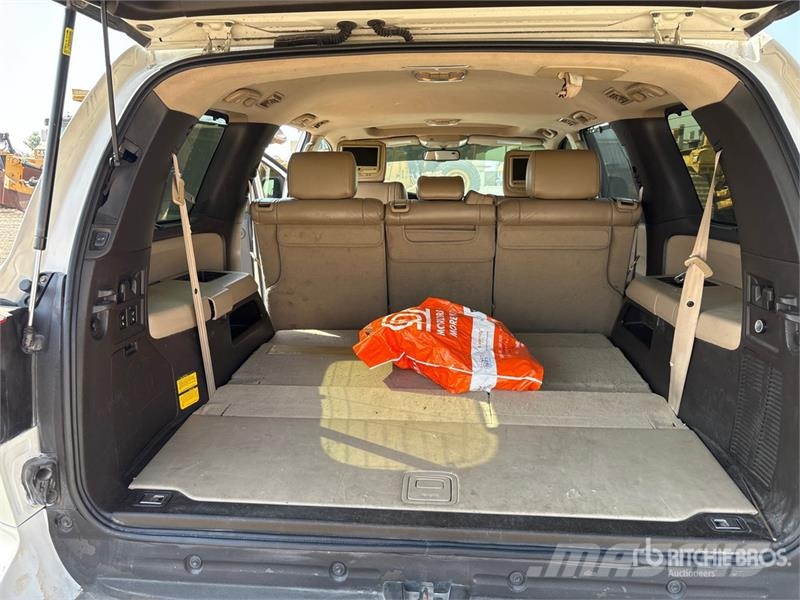Toyota Sequoia iForce 4x4 SUV Carros