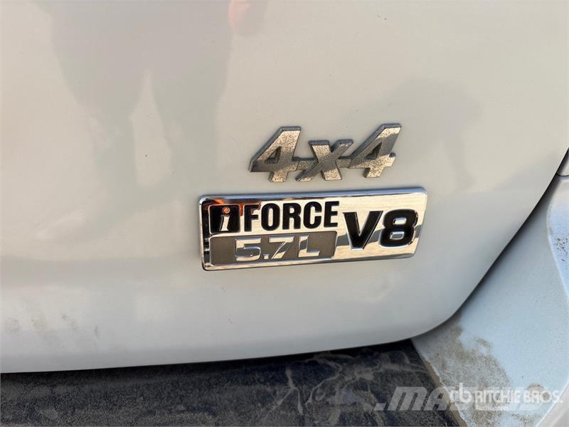 Toyota Sequoia iForce 4x4 SUV Carros