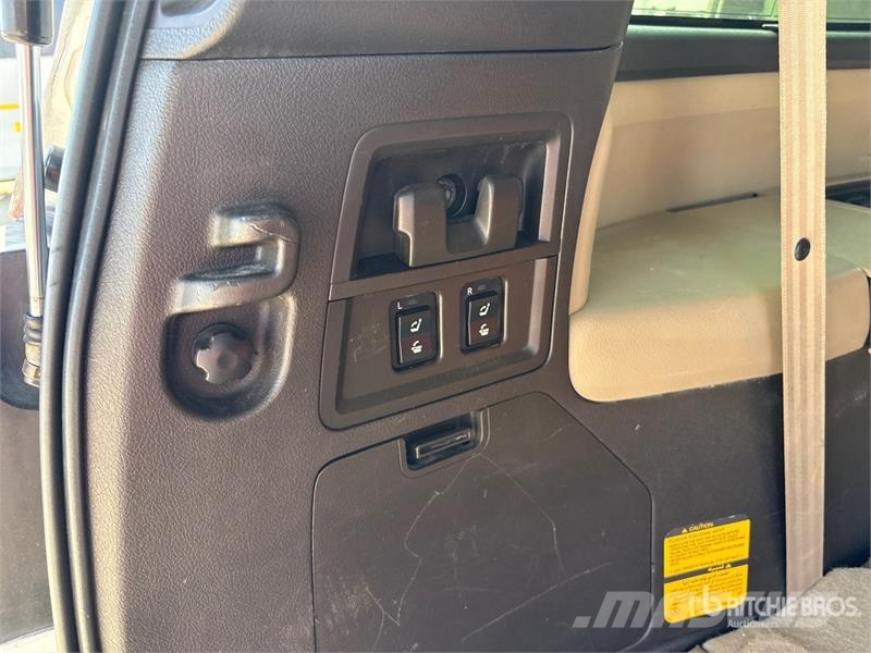 Toyota Sequoia iForce 4x4 SUV Carros