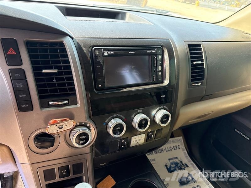 Toyota Sequoia iForce 4x4 SUV Carros