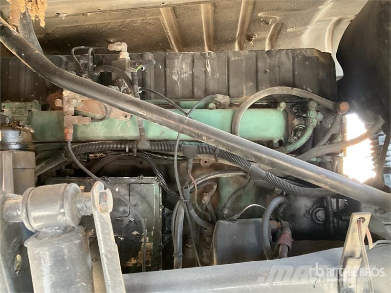 Volvo FH-420 4x2 S/A Sleeper Truck Tractor وحدات الجر