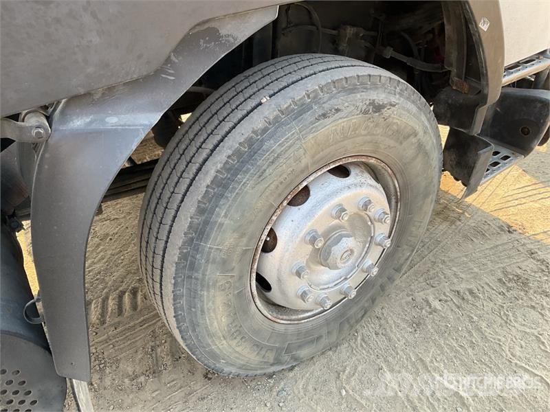 Volvo FH-420 4x2 S/A Sleeper Truck Tractor وحدات الجر