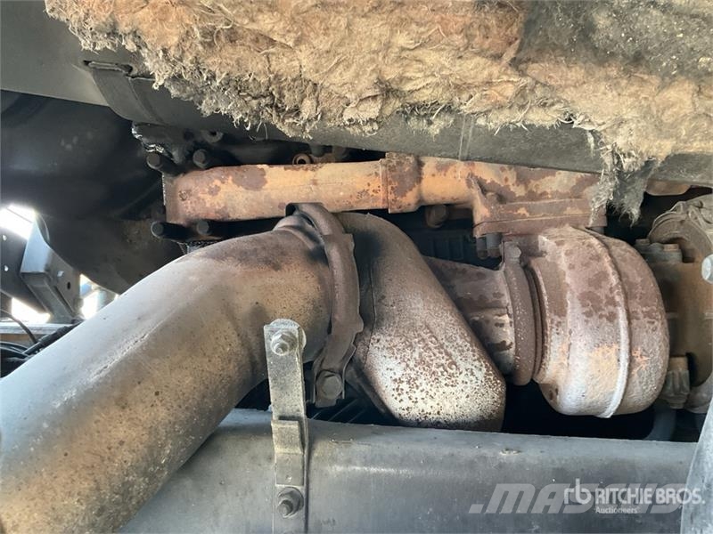 Volvo FH-420 4x2 S/A Sleeper Truck Tractor وحدات الجر