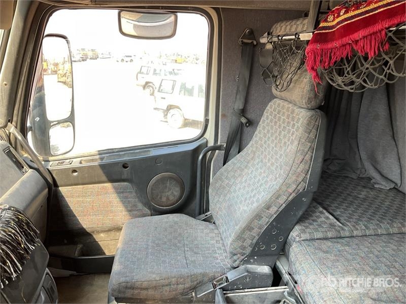 Volvo FH-420 4x2 S/A Sleeper Truck Tractor وحدات الجر