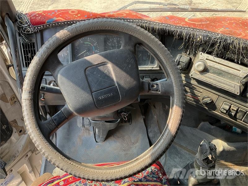 Volvo FH-420 4x2 S/A Sleeper Truck Tractor وحدات الجر