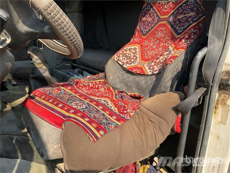 Volvo FH-420 4x2 S/A Sleeper Truck Tractor وحدات الجر
