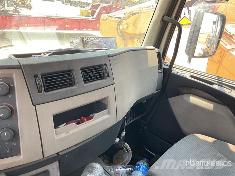 Volvo FL240 4x2 Cargo Van Truck شاحنات ذات هيكل صندوقي