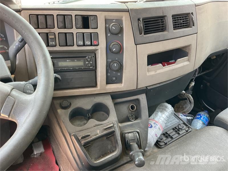 Volvo FL240 4x2 Cargo Van Truck شاحنات ذات هيكل صندوقي