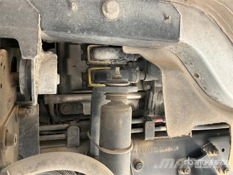 Volvo FL240 4x2 Cargo Van Truck شاحنات ذات هيكل صندوقي
