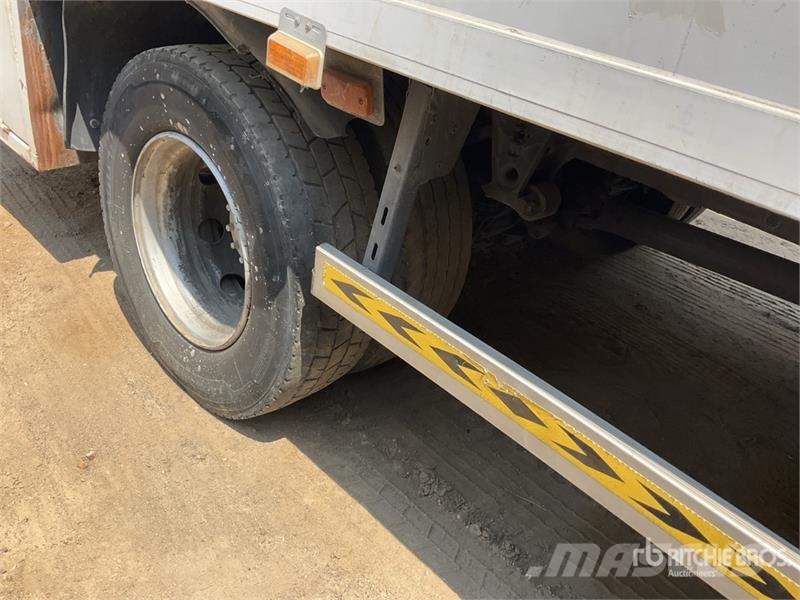 Volvo FL240 4x2 Cargo Van Truck شاحنات ذات هيكل صندوقي