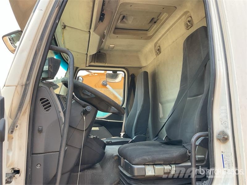Volvo FL240 4x2 Cargo Van Truck شاحنات ذات هيكل صندوقي