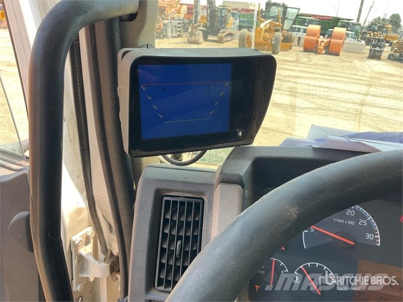 Volvo FL240 4x2 Cargo Van Truck شاحنات ذات هيكل صندوقي