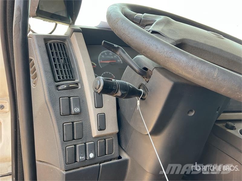 Volvo FL240 4x2 Cargo Van Truck شاحنات ذات هيكل صندوقي