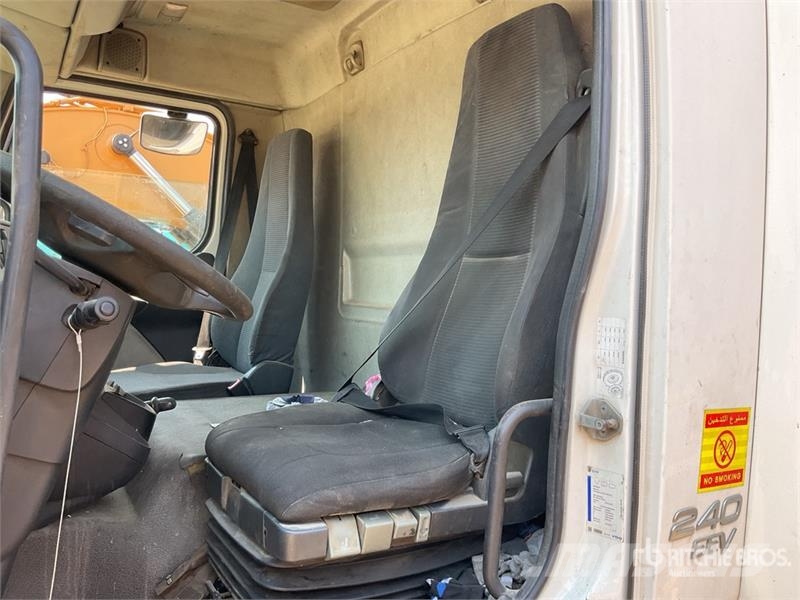 Volvo FL240 4x2 Cargo Van Truck شاحنات ذات هيكل صندوقي