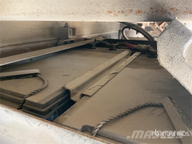 Volvo FL240 4x2 Cargo Van Truck شاحنات ذات هيكل صندوقي