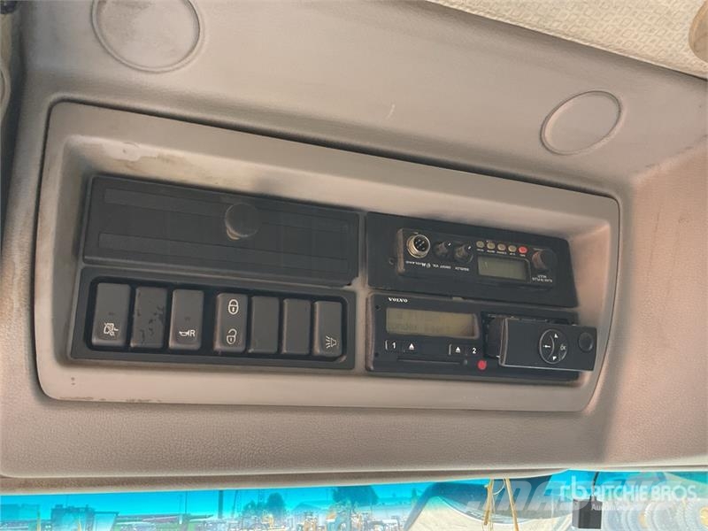 Volvo FL240 4x2 Cargo Van Truck شاحنات ذات هيكل صندوقي