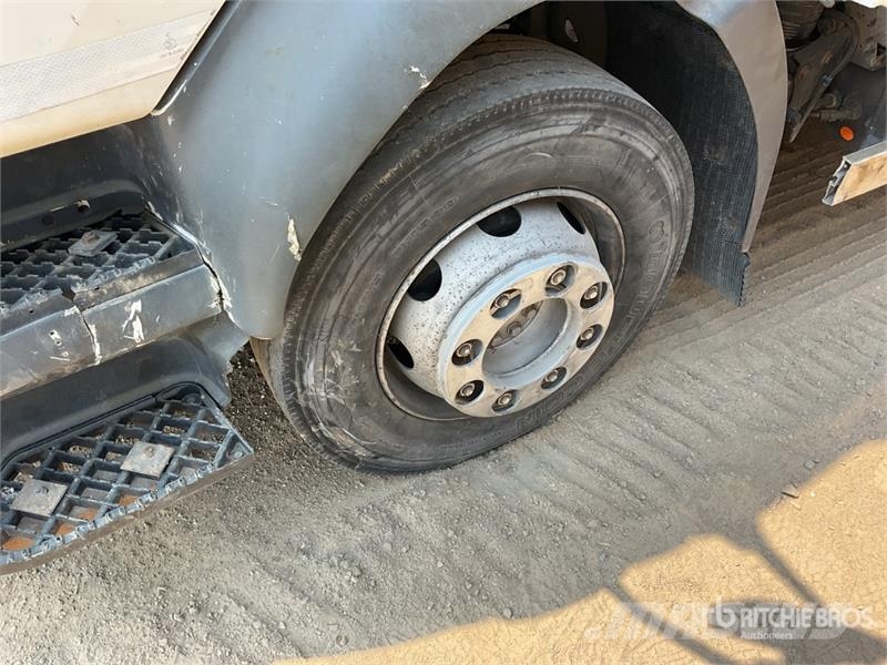 Volvo FL240 4x2 Cargo Van Truck شاحنات ذات هيكل صندوقي