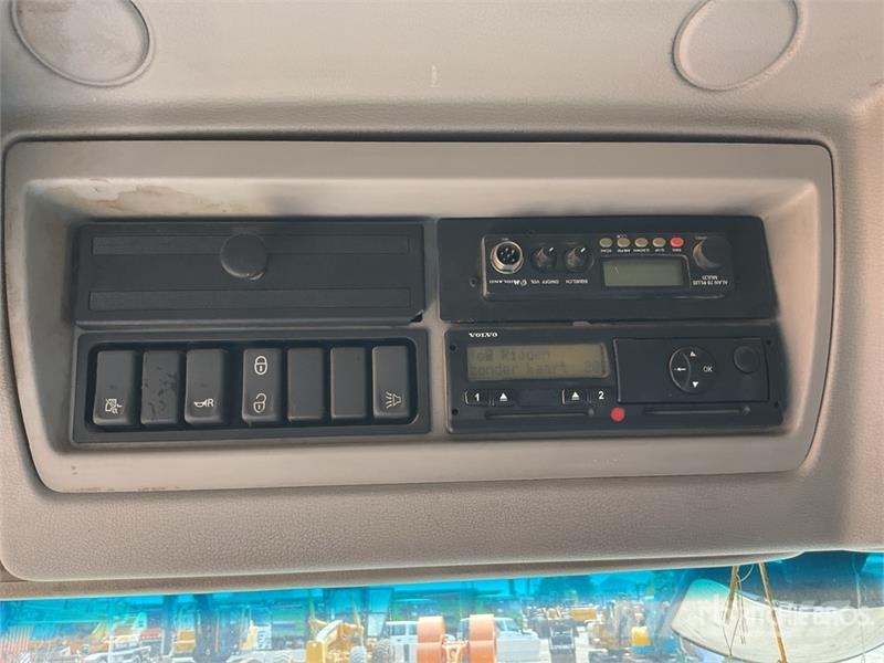 Volvo FL240 4x2 Cargo Van Truck شاحنات ذات هيكل صندوقي