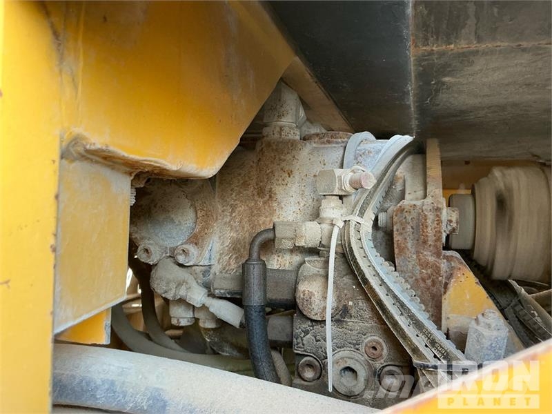 Volvo G780B معدات تمهيد الطرق