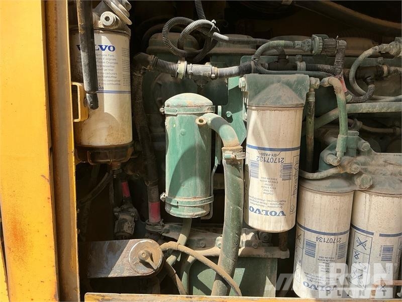 Volvo G780B معدات تمهيد الطرق