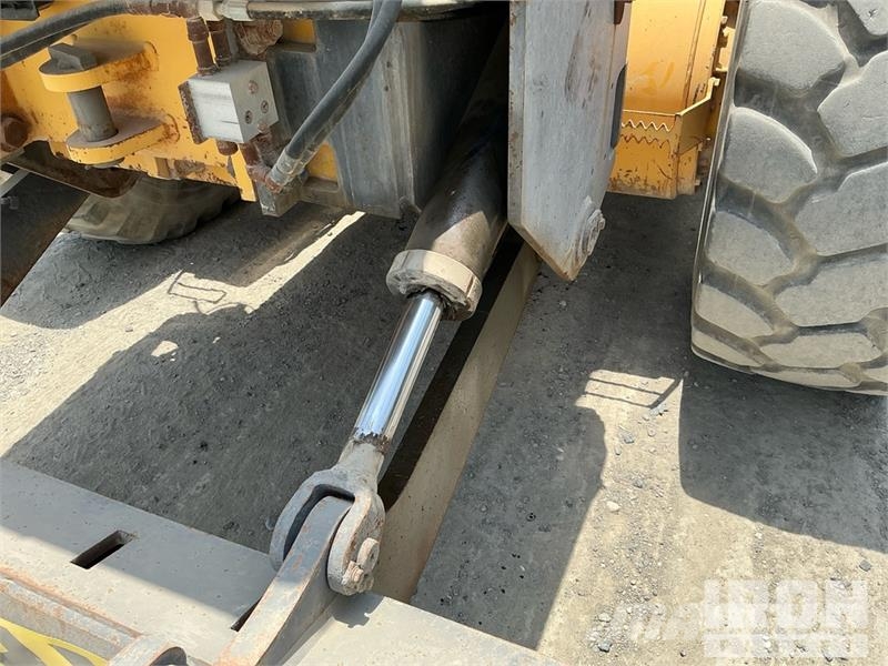 Volvo G780B معدات تمهيد الطرق