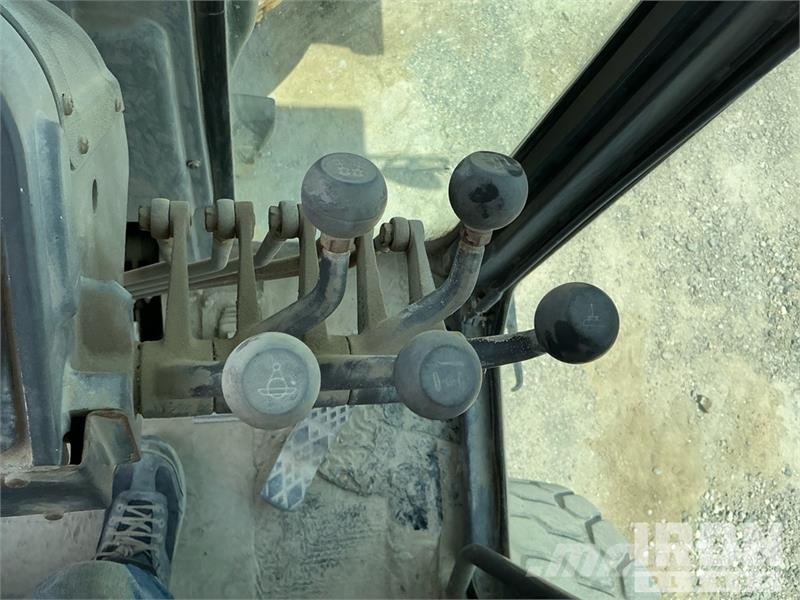 Volvo G780B معدات تمهيد الطرق
