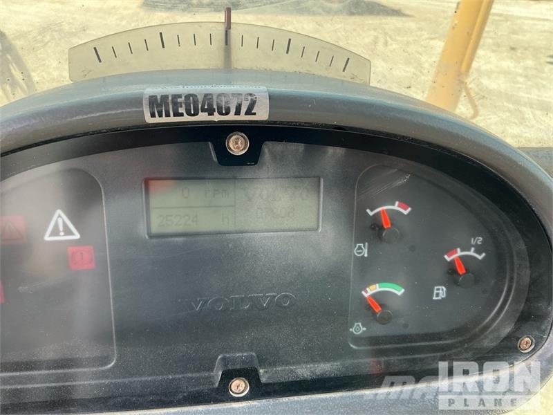 Volvo G780B معدات تمهيد الطرق
