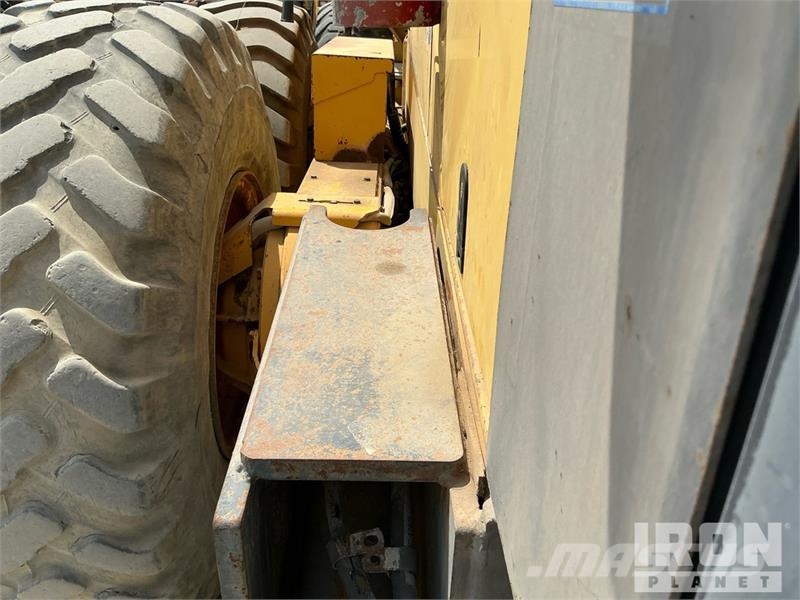 Volvo G780B معدات تمهيد الطرق