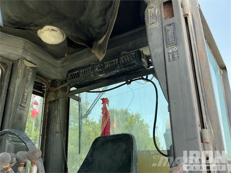 Volvo G780B معدات تمهيد الطرق