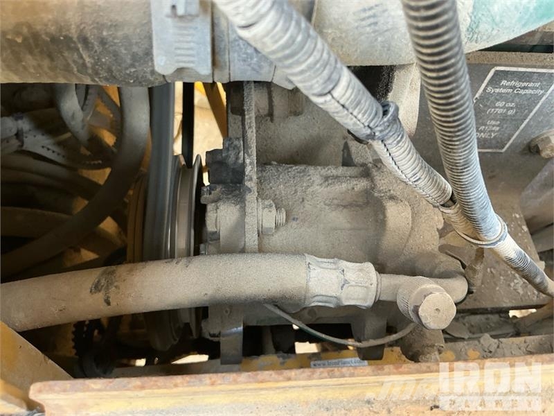 Volvo G780B معدات تمهيد الطرق